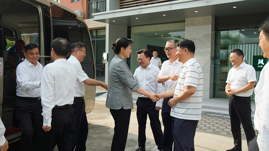 省人大常委會(huì)黨組書(shū)記、常務(wù)副主任王艷玲一行蒞臨湖北華醇食品有限公司，調(diào)研荊門(mén)風(fēng)干雞產(chǎn)業(yè)發(fā)展及鄉(xiāng)村振興工作